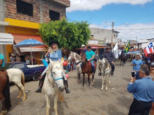 Desfile de Carro de Boi,cavalgada, Shows e realização da 5ª Feira de Animais marcaram os 55 anos de emancipação política de Malhada de Pedras