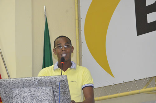 Na busca por transporte gratuito para os universitários estudante usa Tribuna livre