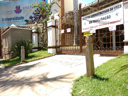 Portões são fechados e aulas supensas na UNEB em Brumado; alunos protestam contra a PEC 241