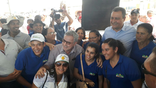 Associação de Malhada de Pedras participa de Feira da Agricultura Familiar em Candiba e tem produtos elogiados por Rui Costa e Waldenor