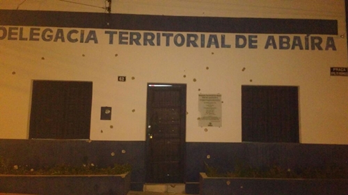 Bandidos explodem caixas eletrônicos e atiram contra delegacia em Abaíra
