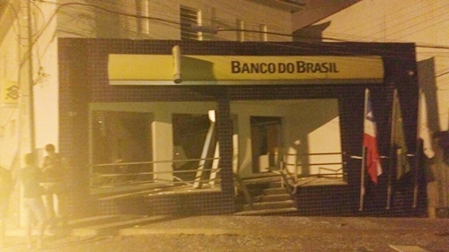 Bandidos explodem caixas eletrônicos e atiram contra delegacia em Abaíra