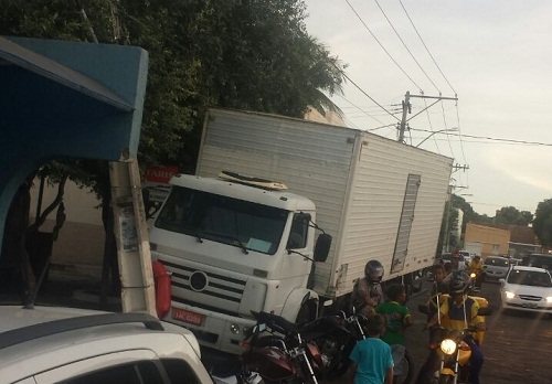 Caminhão colide em poste no Centro de Brumado e motorista foge do local