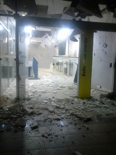 Assaltantes explodem Duas agências bancarias de uma só vez em Riacho de Santana