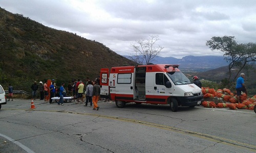 Caminhão carregado de cebolas cai em ribanceira na Serra das Almas
