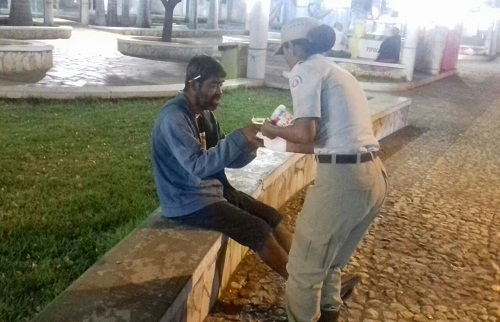 Policiais da 34ª CIPM distribuem sopa para pessoas em situação de carência 