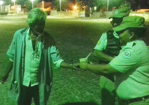 Policiais da 34ª CIPM distribuem sopa para pessoas em situação de carência
