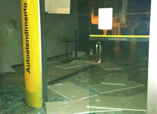 Grupo fortemente armados explodem agência do Banco do Brasil em Iramaia