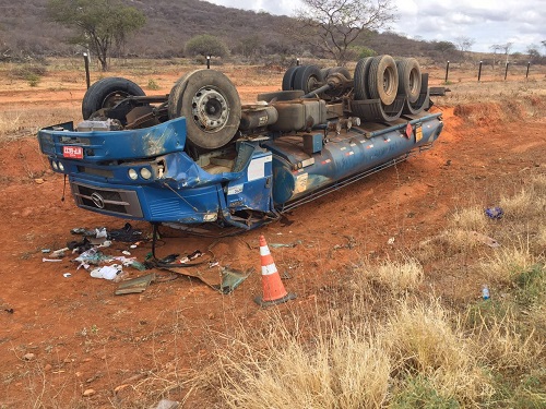 Caminhão tanque de Brumado tomba na Ba - 148, próximo a Lagoa Funda