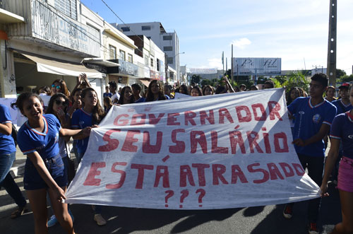Estudantes se unem a servidores e realizam protestos em Brumado; veja o vídeo