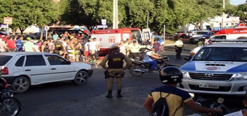 Acidente no centro de Guanambi deixa duas pessoas gravemente feridas