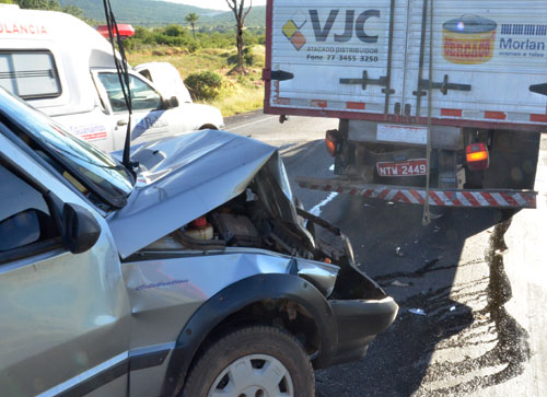 Veículo Uno colide no fundo de um caminhão Baú na BR – 030, trecho Brumado/Caetité