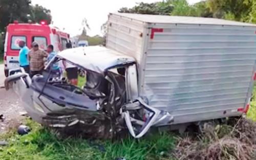 Motorista de caminhão-baú morre após batida frontal com carro na BR-415, entre Itabuna e Ilhéus