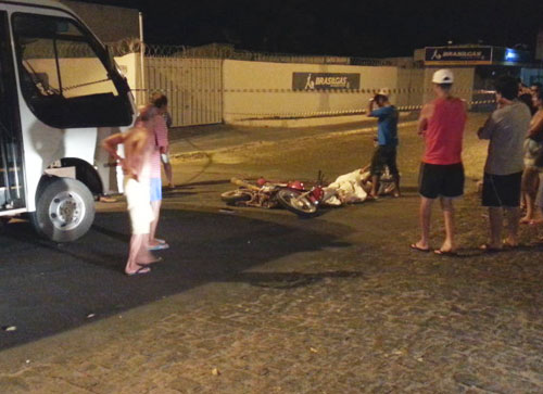 Homem morre após colisão entre micro-ônibus e moto no Bairro das Flores em Brumado