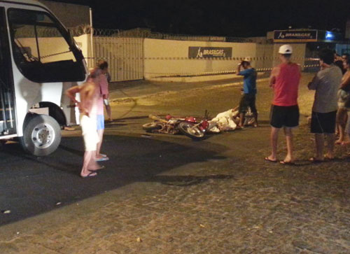 Homem morre após colisão entre micro-ônibus e moto no Bairro das Flores em Brumado