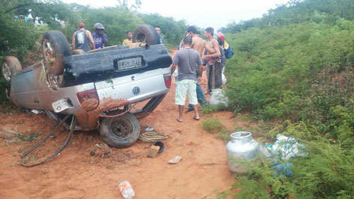 Carro com quatro ocupantes capota na BR - 122, trecho entre Caetité e o distrito de Maniaçu