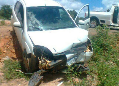 Carro colide com trator na BA – 623, rodovia que liga Maetinga com Presidente Jânio Quadros