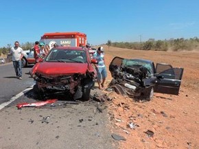Batida frontal deixa três feridos e destrói carros na BR-242,