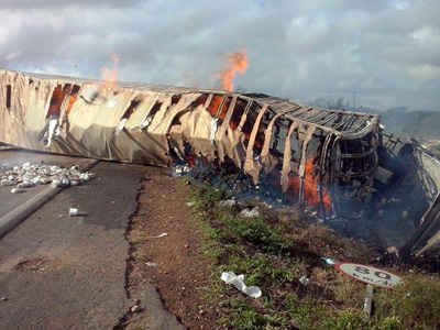 Três pessoas morrem após carreta pegar fogo na BR-116