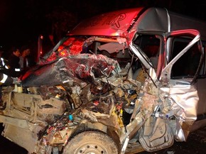 Acidente entre van e ônibus deixa nove feridos e destrói veículo em Barreiras