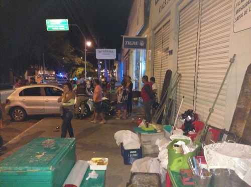 Carro descontrolado atravessa pista, bate em motocicleta e atinge barraca de acarajé em Brumado