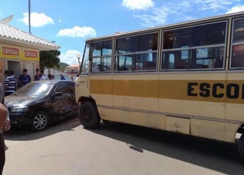 Ônibus escolar perde freios e colide contra carro no distrito de Ibitira