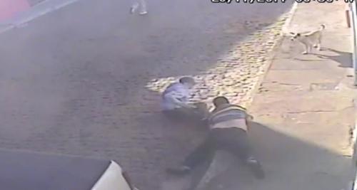 Vídeo: Bandidos agridem empresário em frente a sua loja na feira de Brumado