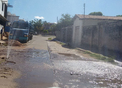 Cano estoura e vários litros de água potável jorram próximo a Praça Heráclito Cardoso em Brumado