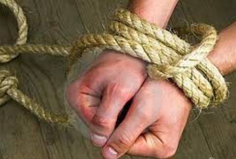 Assaltante amarra funcionária e rouba dinheiro e calçados de loja