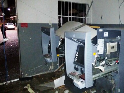 Araçás: Grupo fura pneus de viatura da PM e explode caixas eletrônicos