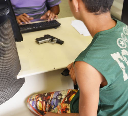 Dois jovens foram detidos no Bairro Urbis dois; um deles estava com arma