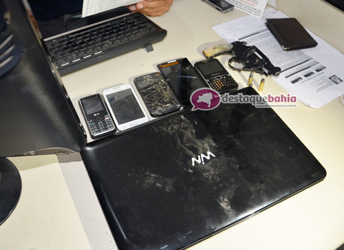 Funcionários de uma empresa ficam em poder de dois bandidos armados durante assalto