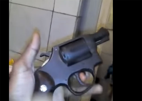 Com arma nas mãos, jovens desafiam polícia e mandam recado nas redes; veja vídeo