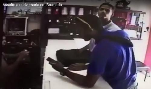 Vídeo: Ourivesaria é assaltada no centro de Brumado e câmeras flagram a ação dos bandidos