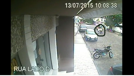 Depois assaltar clínica, bandidos tem tempo de colocar moto no 'tombo' para fugirem