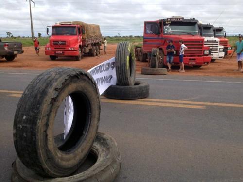 Caminhoneiros protestam em rodovias federais na Bahia