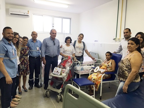 Prefeito Aguiberto entrega kit à gestante dentro da programação da IIIª Edição da Semana do Bebê