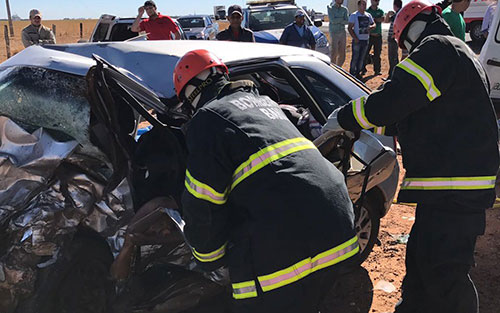 Batida frontal entre carros deixa três mortos e um ferido na BR-020