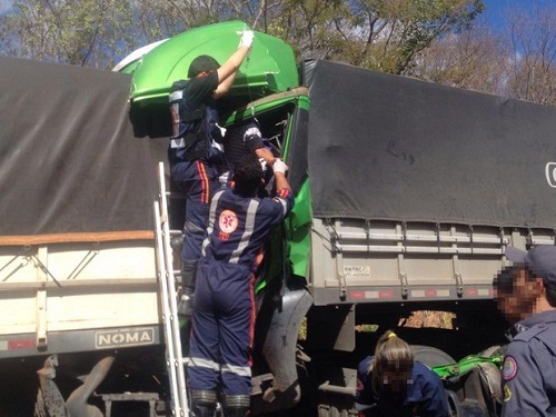 Homem sobrevive após ser prensado por cabine de carreta em batida na Br-242
