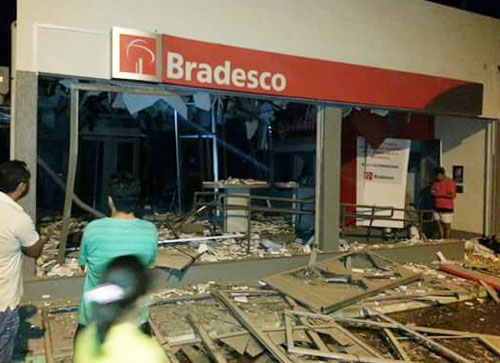 Bandidos explodem caixas do Banco do Brasil e Bradesco em Tanque Novo