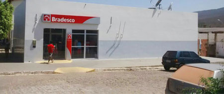 Bandidos assaltam mulher em frente ao banco do Bradesco em Ituaçu e levam cerca de R$ 20 mil