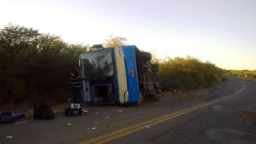 Passageiros ficam feridos em acidente com ônibus da Novo Horizonte na BA-160