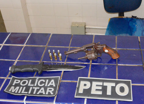 Homem é preso com Peixeira e revólver municiado no Bairro Malhada Branca em Brumado