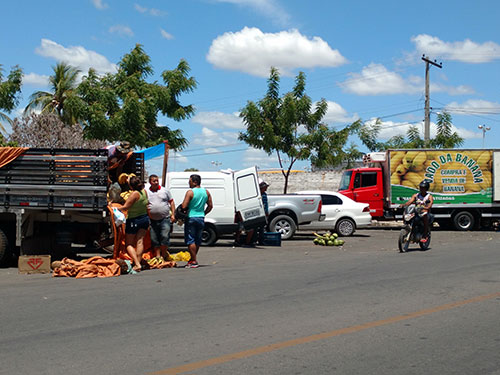 Vagas de estacionamento vem sendo ocupadas por ambulantes em Brumado