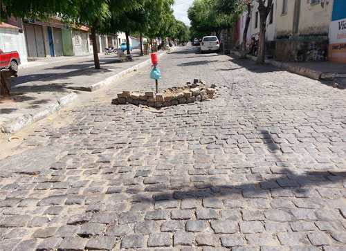 Buraco no meio da rua causa problemas no Bairro São Félix em Brumado