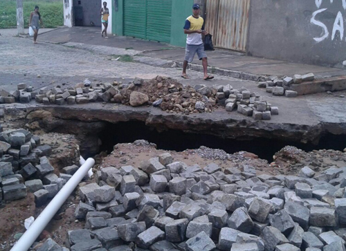 Cratera se forma na Rua Luiz da Gama, colocando em risco a vida dos traseuntes