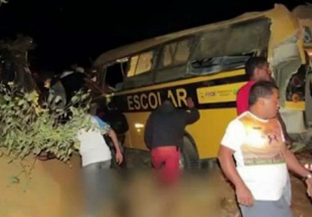 Ônibus tomba e deixa dois mortos na BA-634; evangélicos saíam de igreja