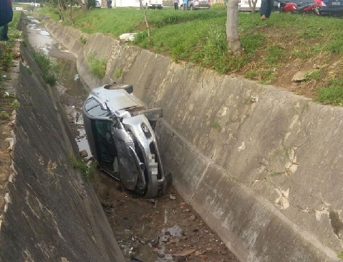 Conquista: motorista se distrai, perde controle do veículo e cai em vala