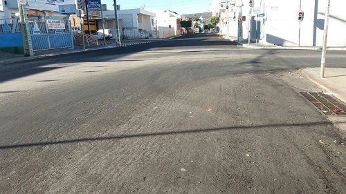 Cascalho deixado após reforma da Coronel Tibério Meira em Brumado provoca vários acidentes 