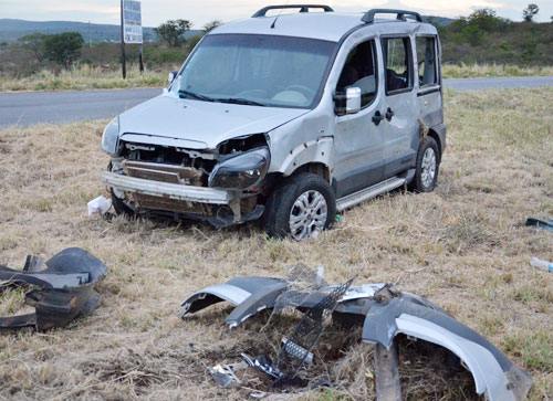 Motorista perdeu o controle do veículo que acabou tombando no Anel Viário